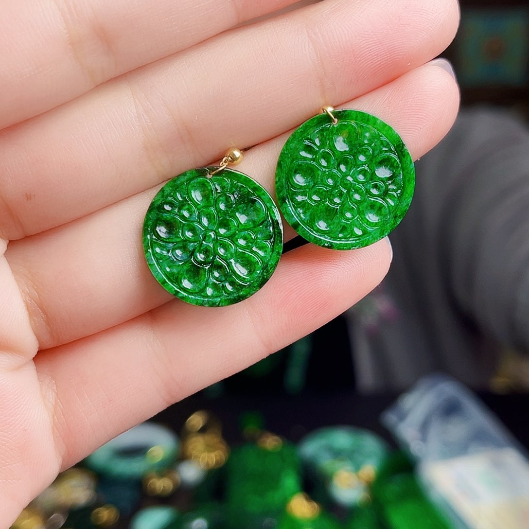 颈饰18K金镶嵌翡翠多样性