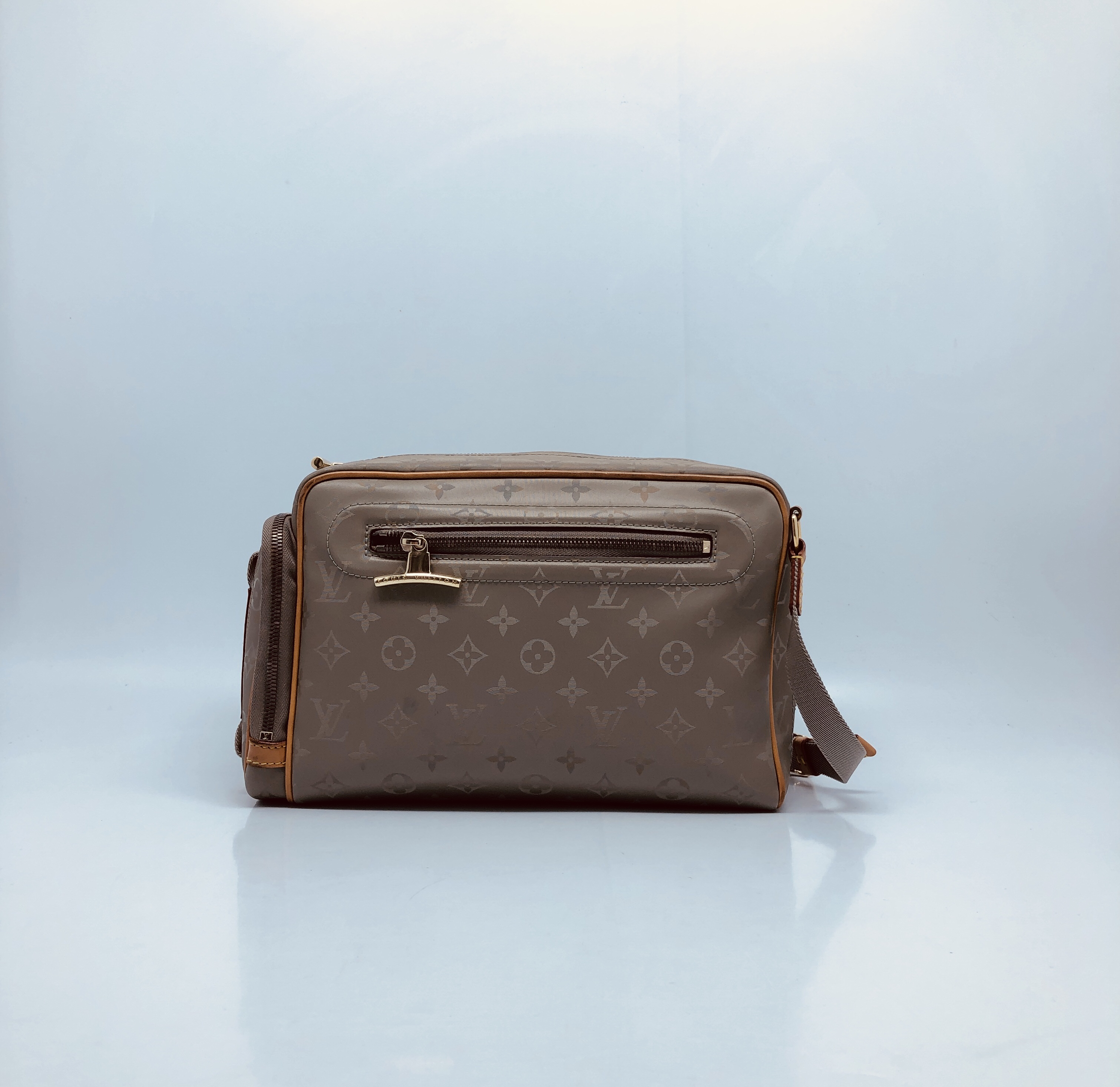 95新 LouisVuitton/路易威登 镭射钛合金斜挎包/4682号