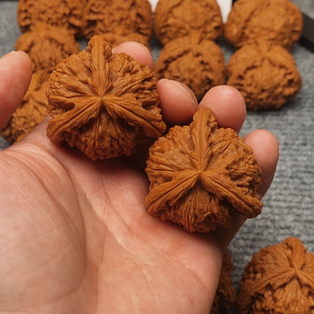 文玩核桃吊坠E***_精工修复三棱42白奔