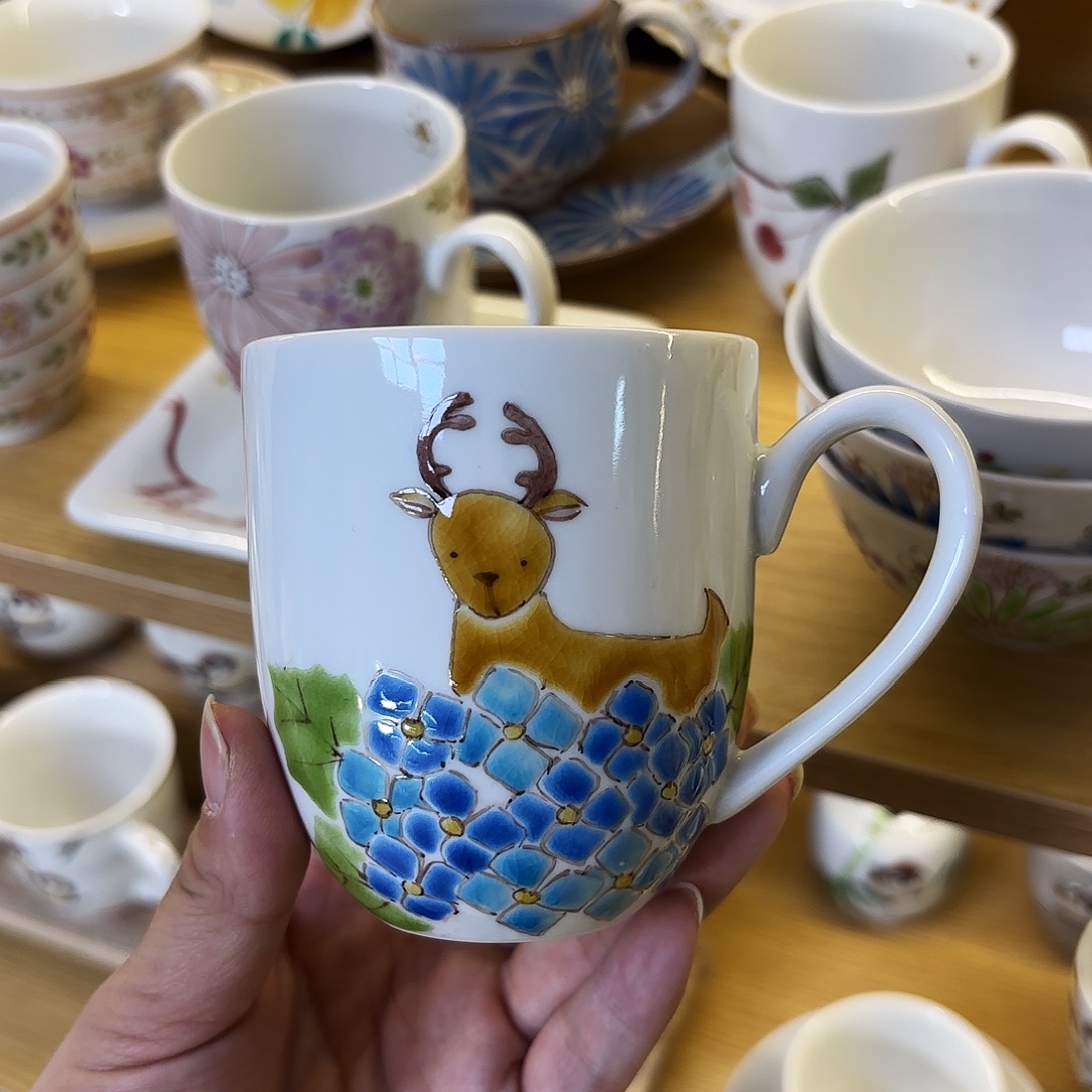 瓷         色绘游