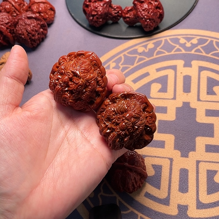 文玩核桃吊坠雕刻二龙戏珠