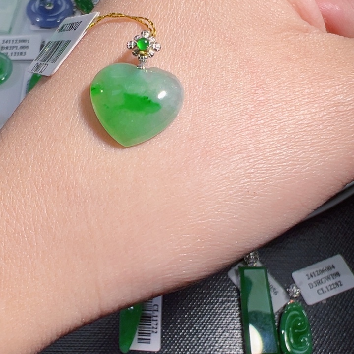 翡翠挂件18K金镶嵌爱心