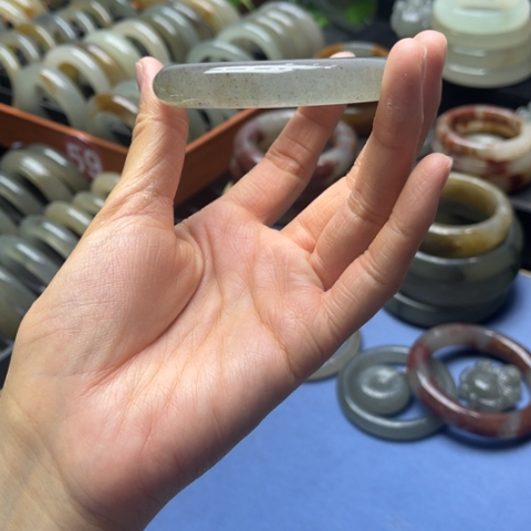 程***石英质玉未镶嵌手镯