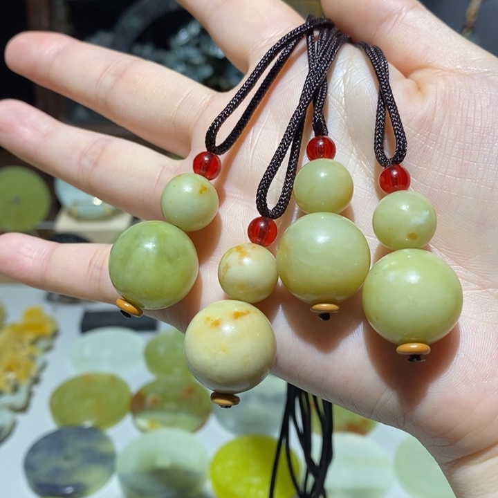 岫玉未镶嵌颈饰多样性发一