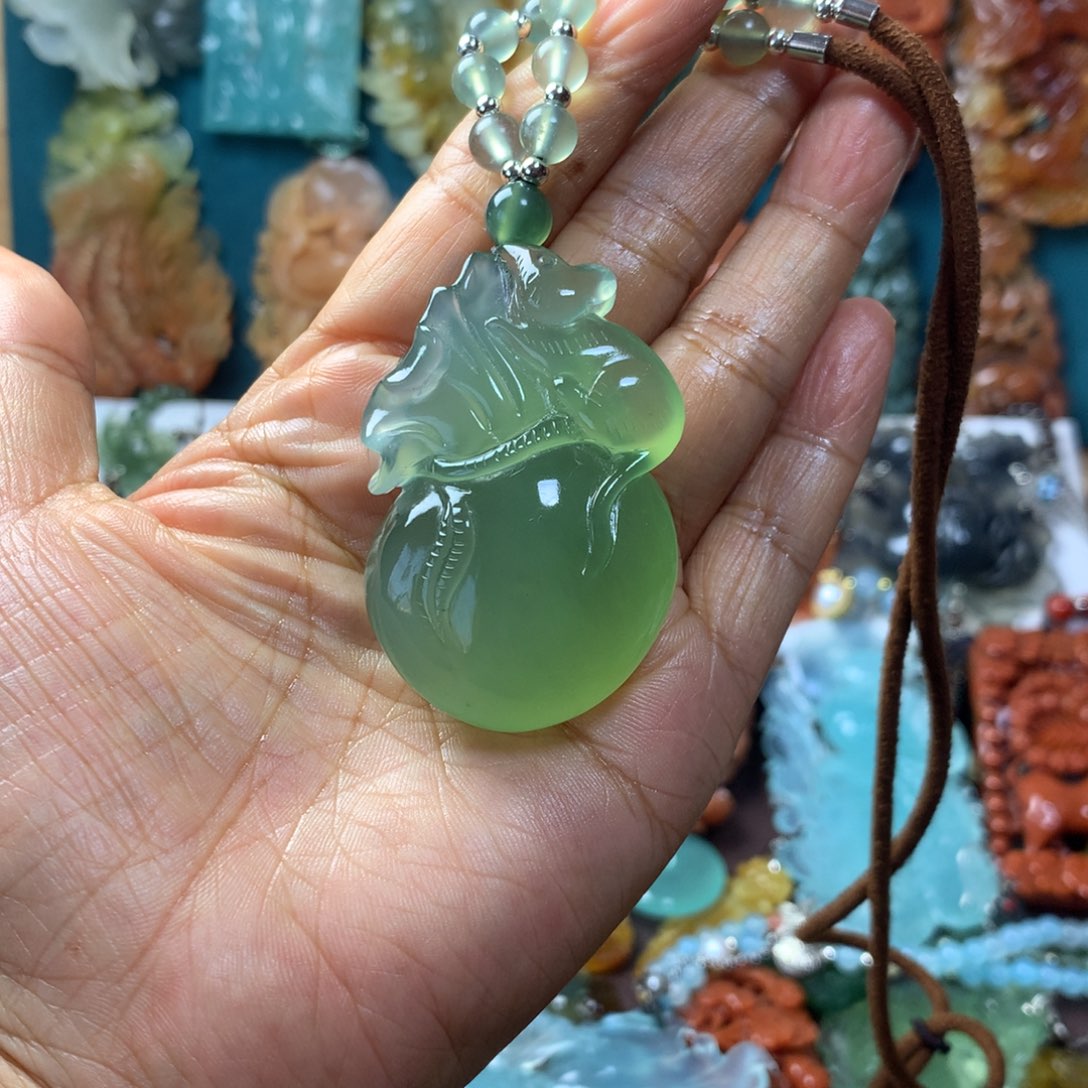 蛇纹石玉未镶嵌挂坠