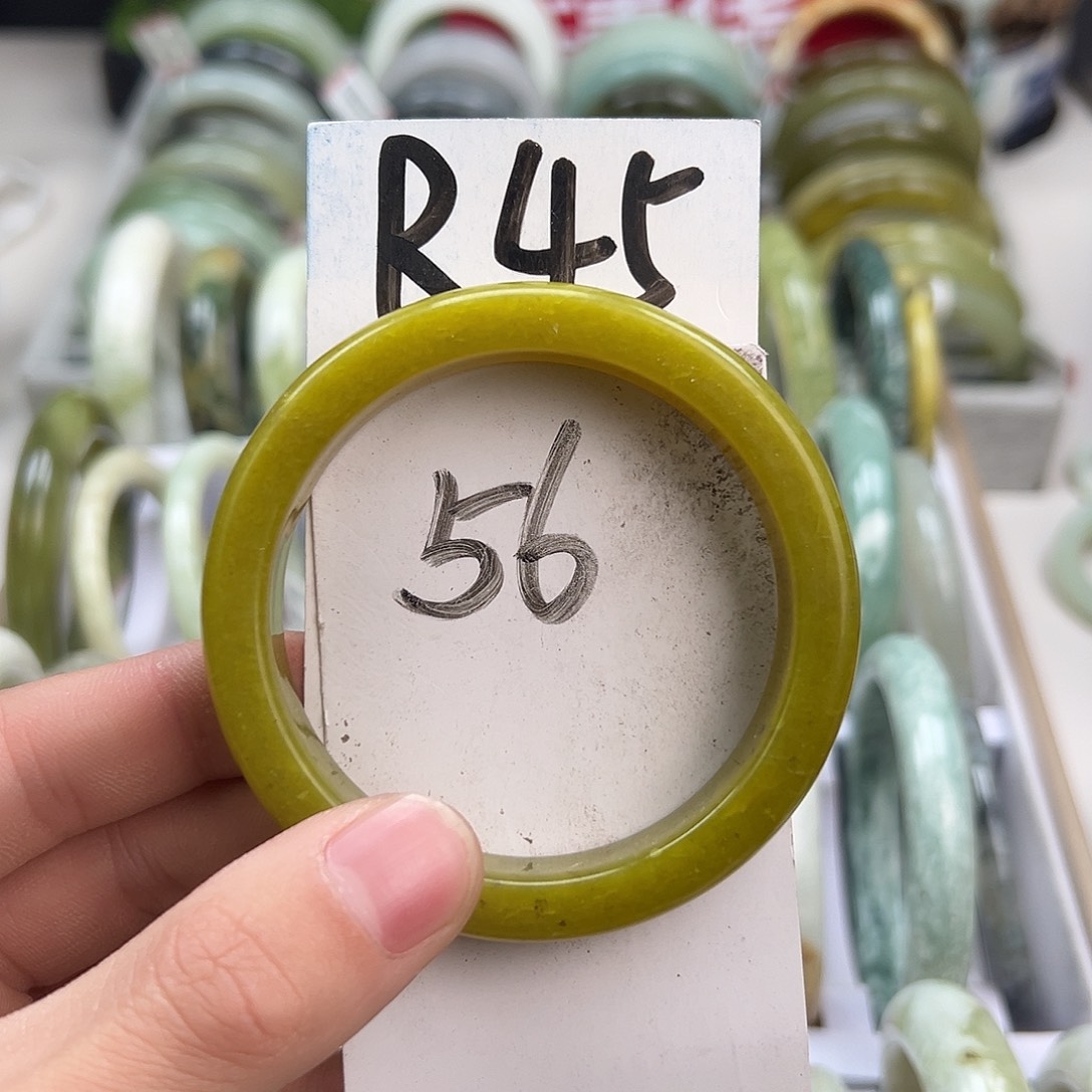 岫玉手镯未镶嵌天然岫玉微瑕，可以正常佩戴