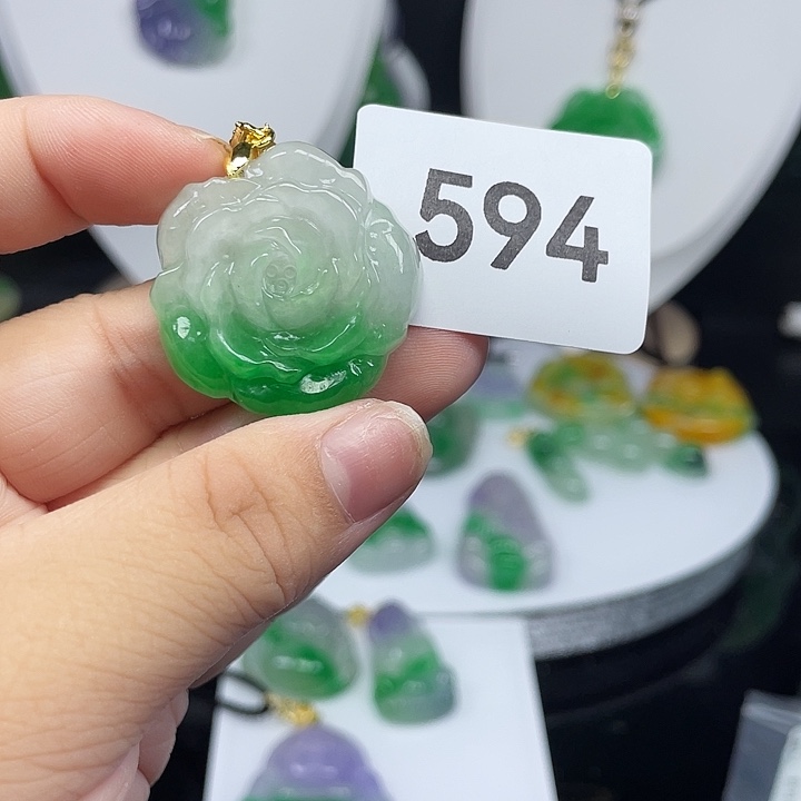 翡翠未镶嵌吊坠(赠链)