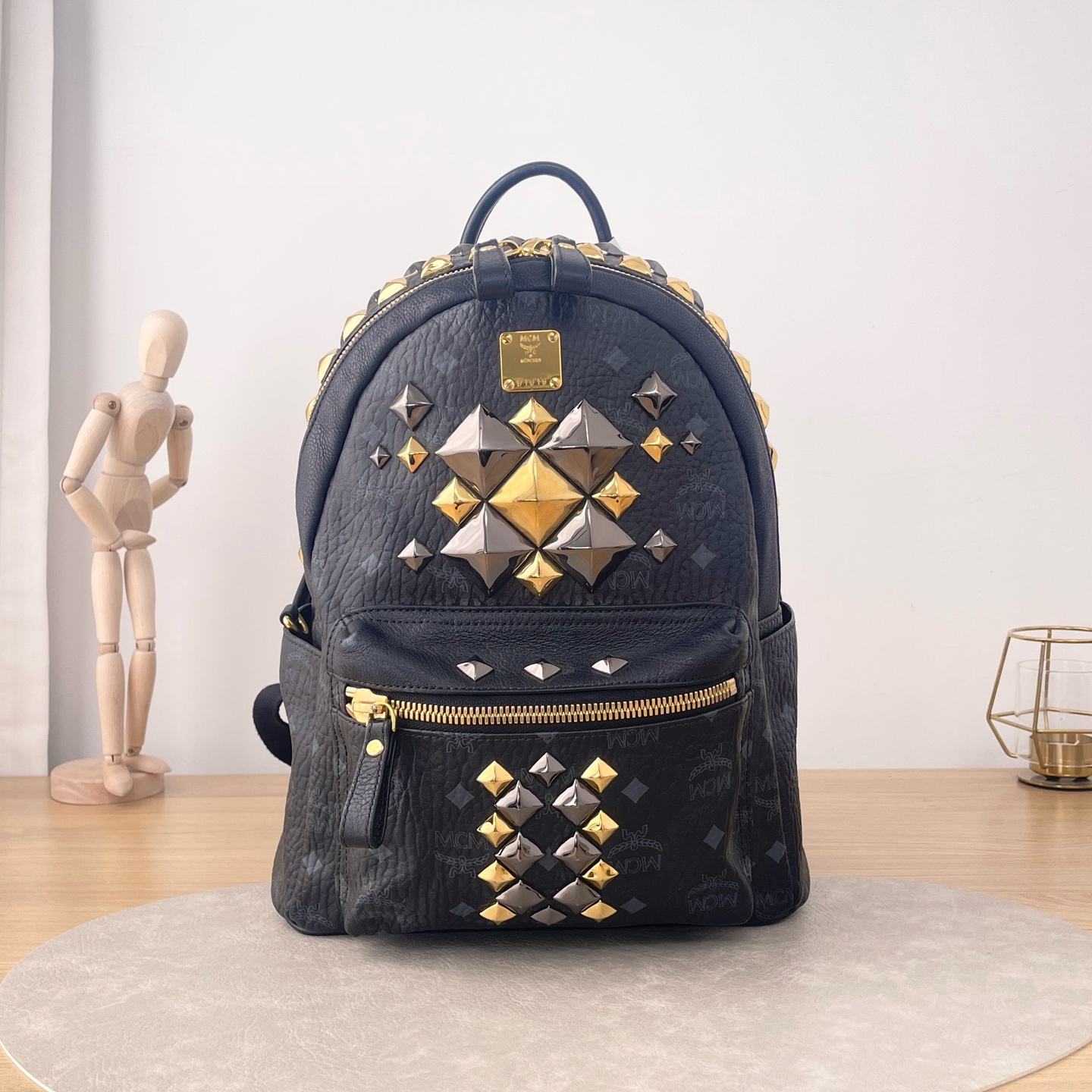 95新 MCM 【九筒奢品】 黑色双肩包/1216