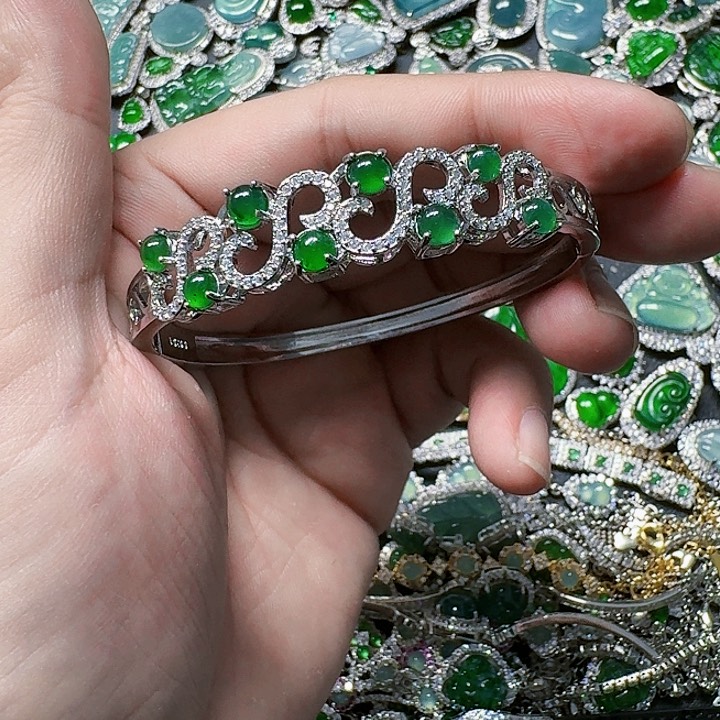 翡翠颈饰未镶嵌天然A货翡翠放漏