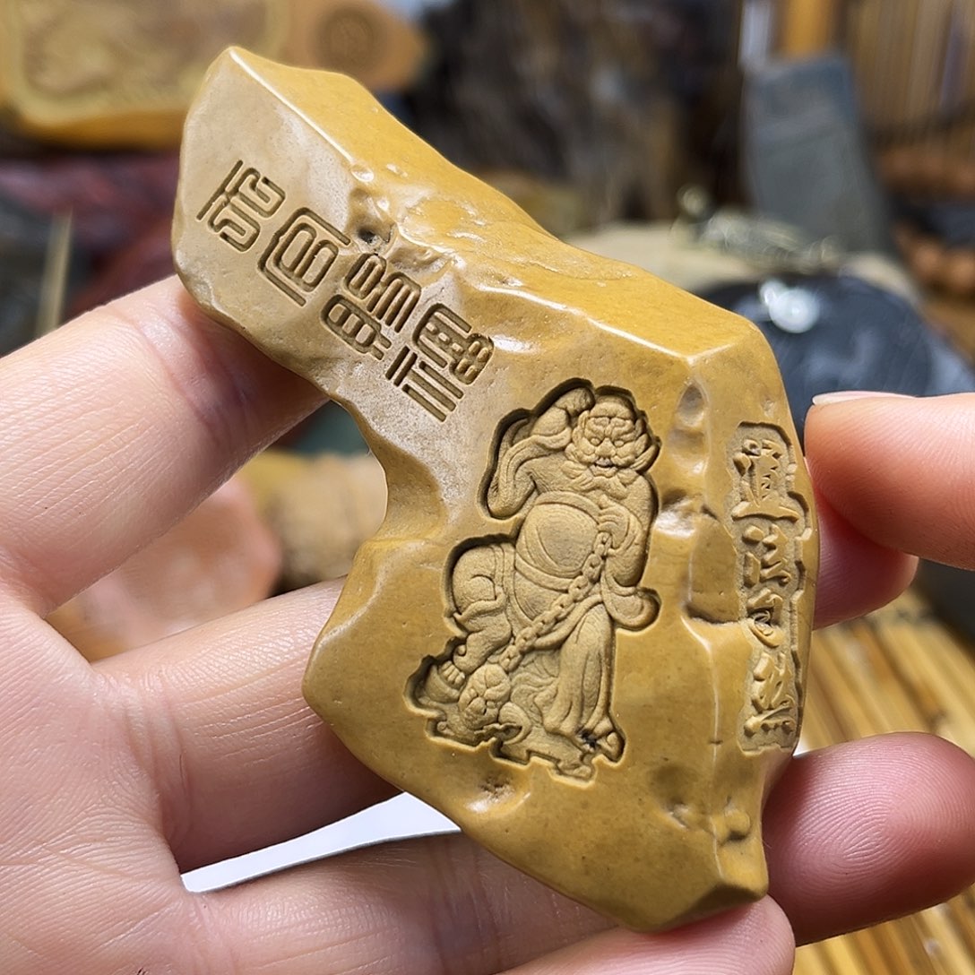 新疆原石雕刻手把件