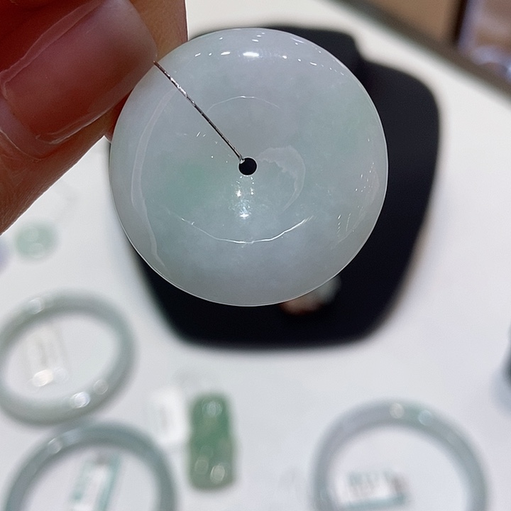 翡翠颈饰未镶嵌平安扣