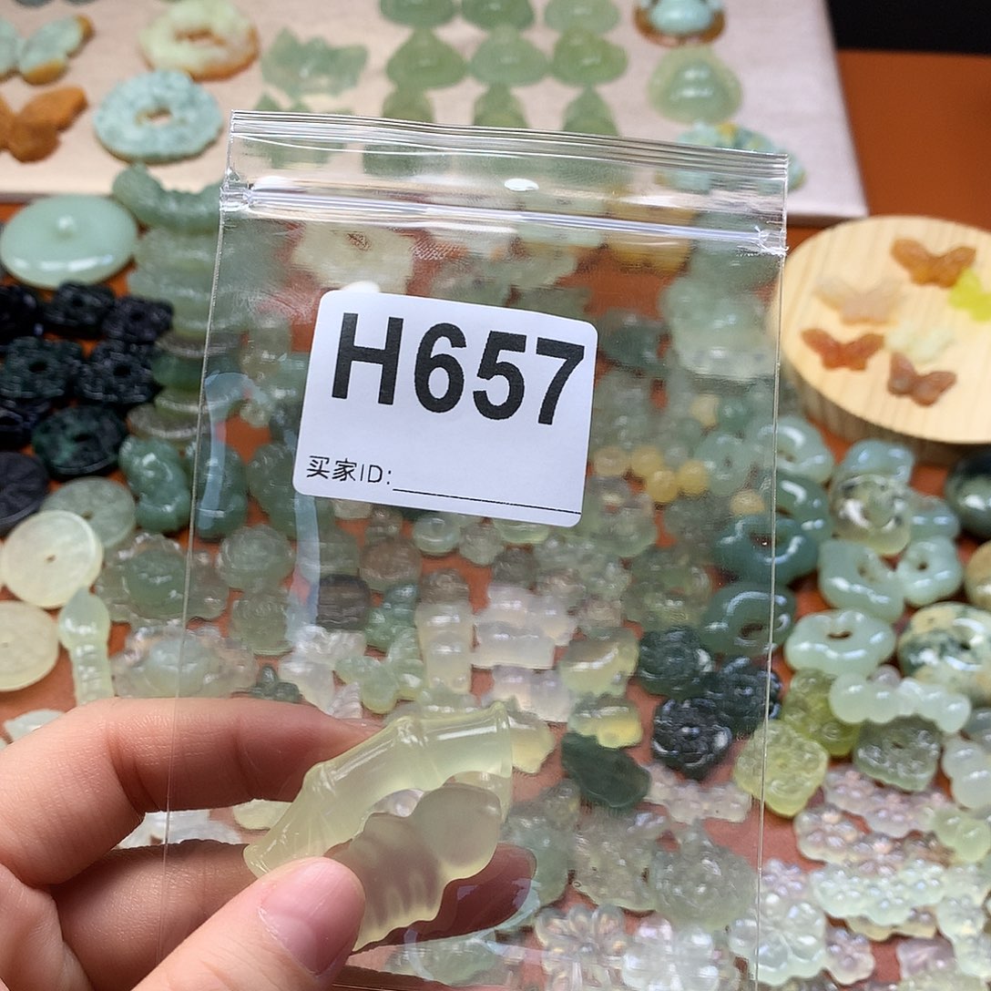 芷***.蛇纹石玉未镶嵌颈饰