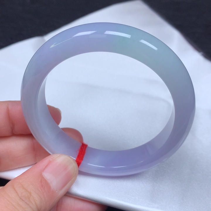 翡翠手镯未镶嵌。