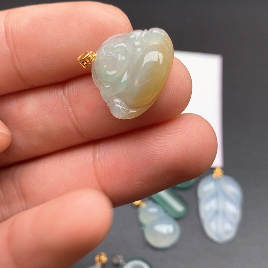 颈饰18K金镶嵌翡翠