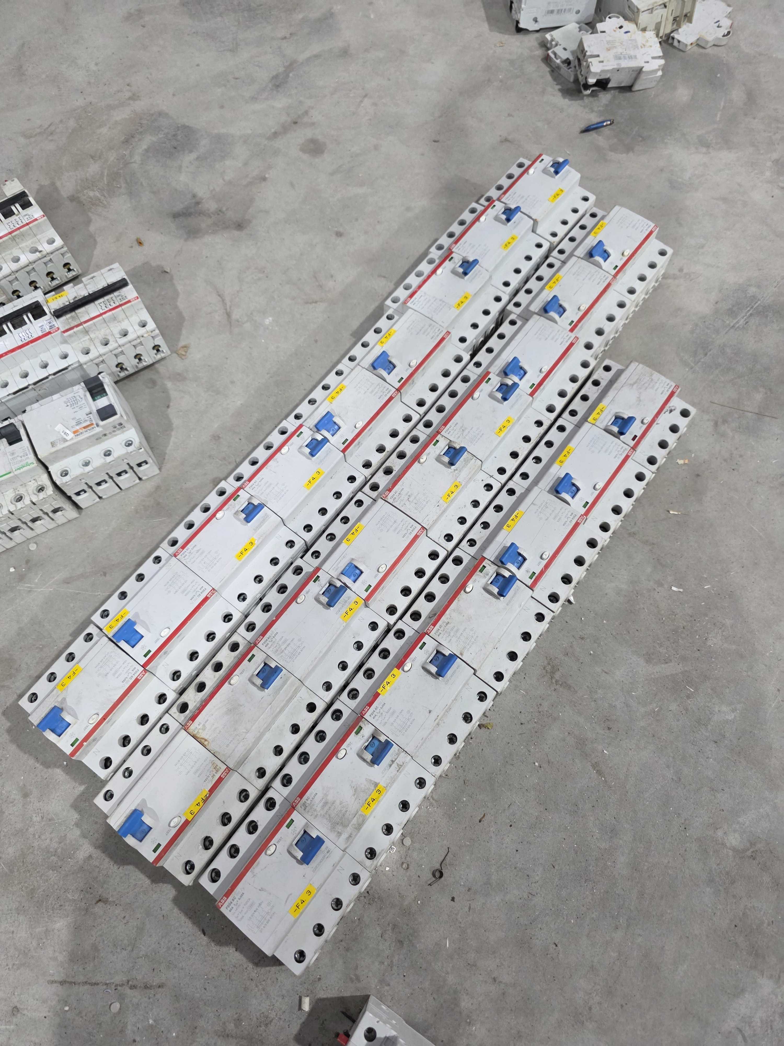 意大利产4线电磁漏电保护开关一个