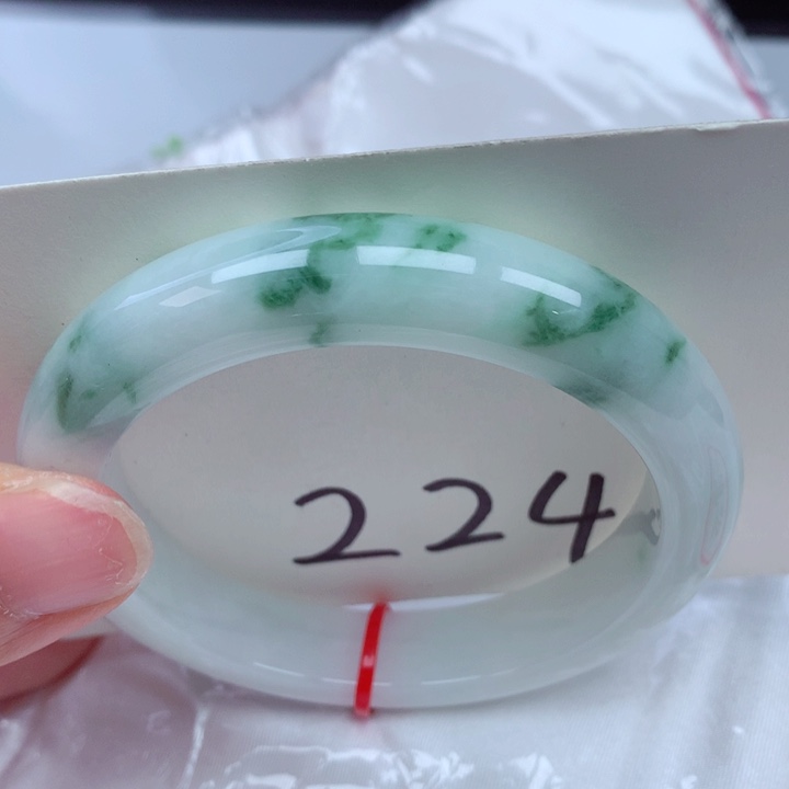 翡翠手镯未镶嵌翡翠