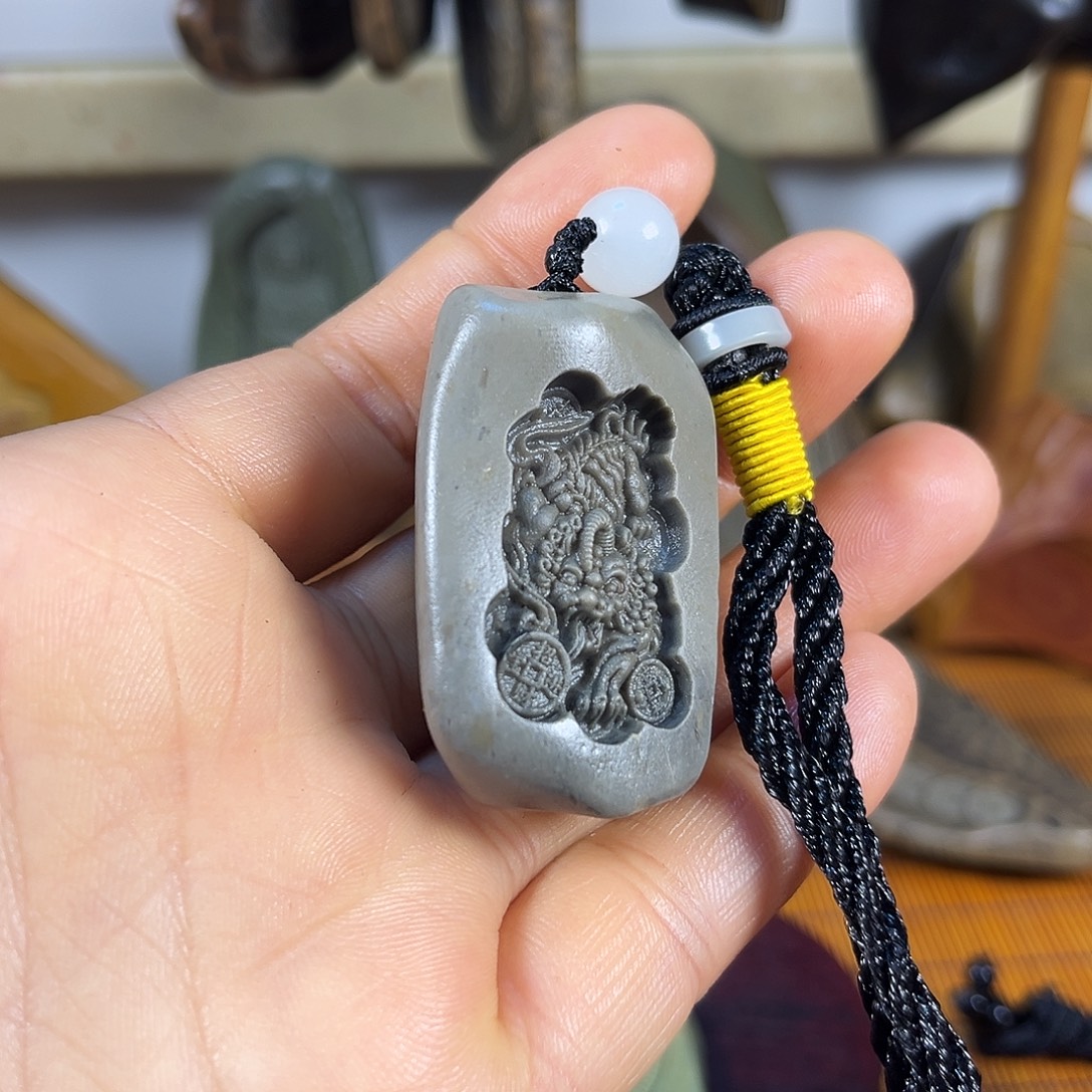 新疆原石雕刻手把件