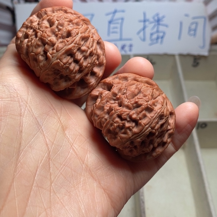 文玩核桃吊坠白狮子