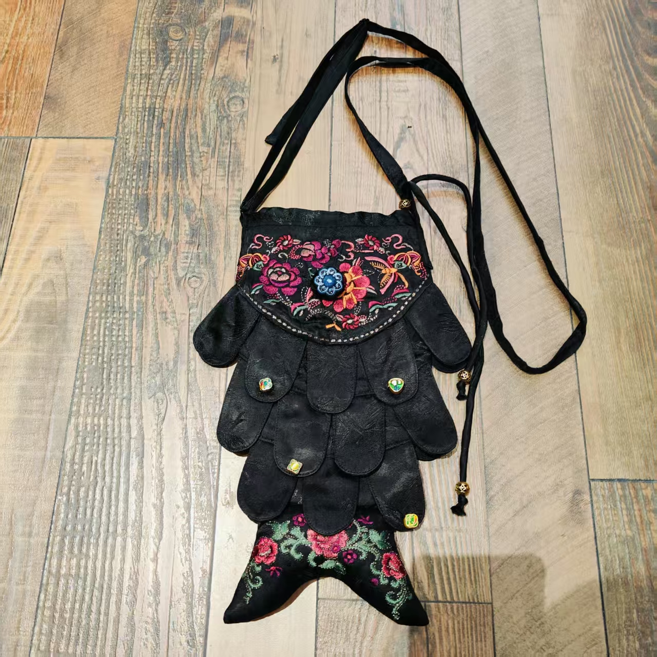 (LB003)凤徕兮私人定制黑色香香刺绣花小鱼造型系绳肩带包包 