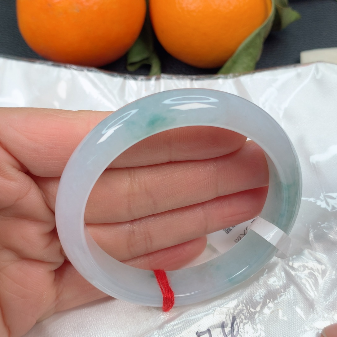 翡翠手镯未镶嵌…………