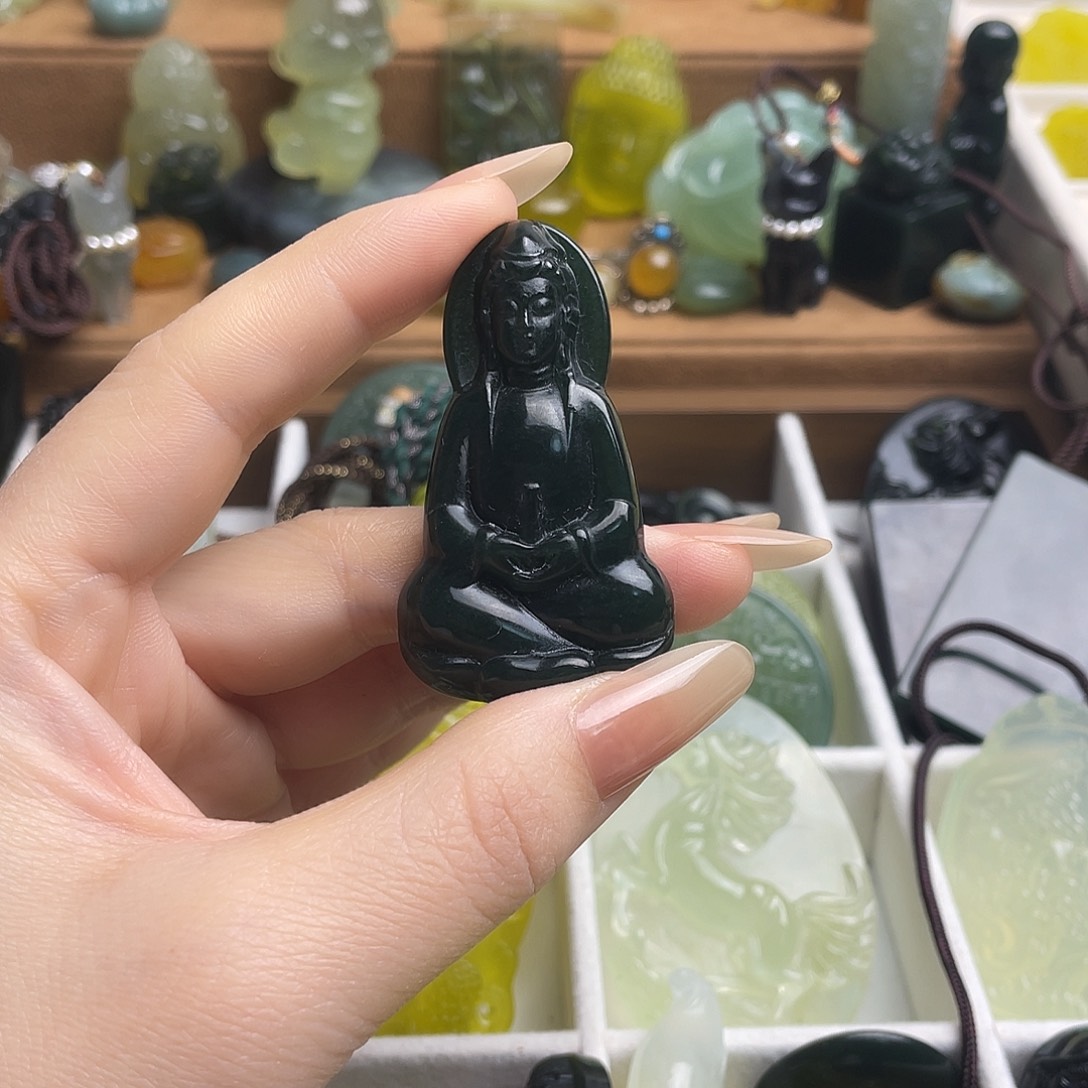 勇***哥蛇纹石玉未镶嵌颈饰