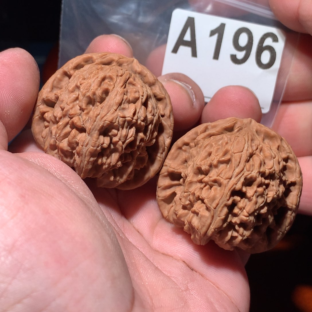 文玩核桃吊坠白狮 196