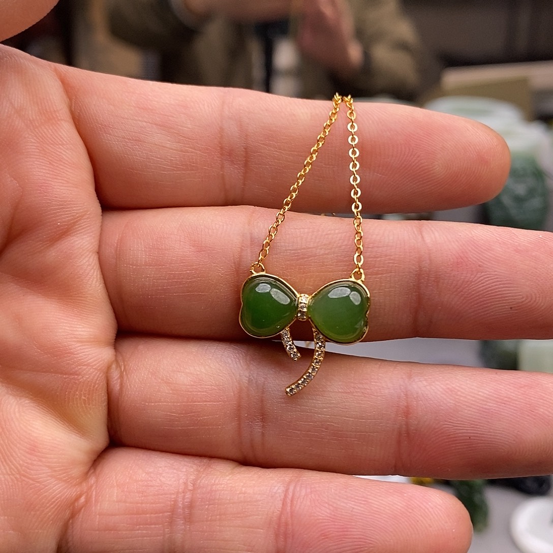 随***！和田玉未镶嵌颈饰