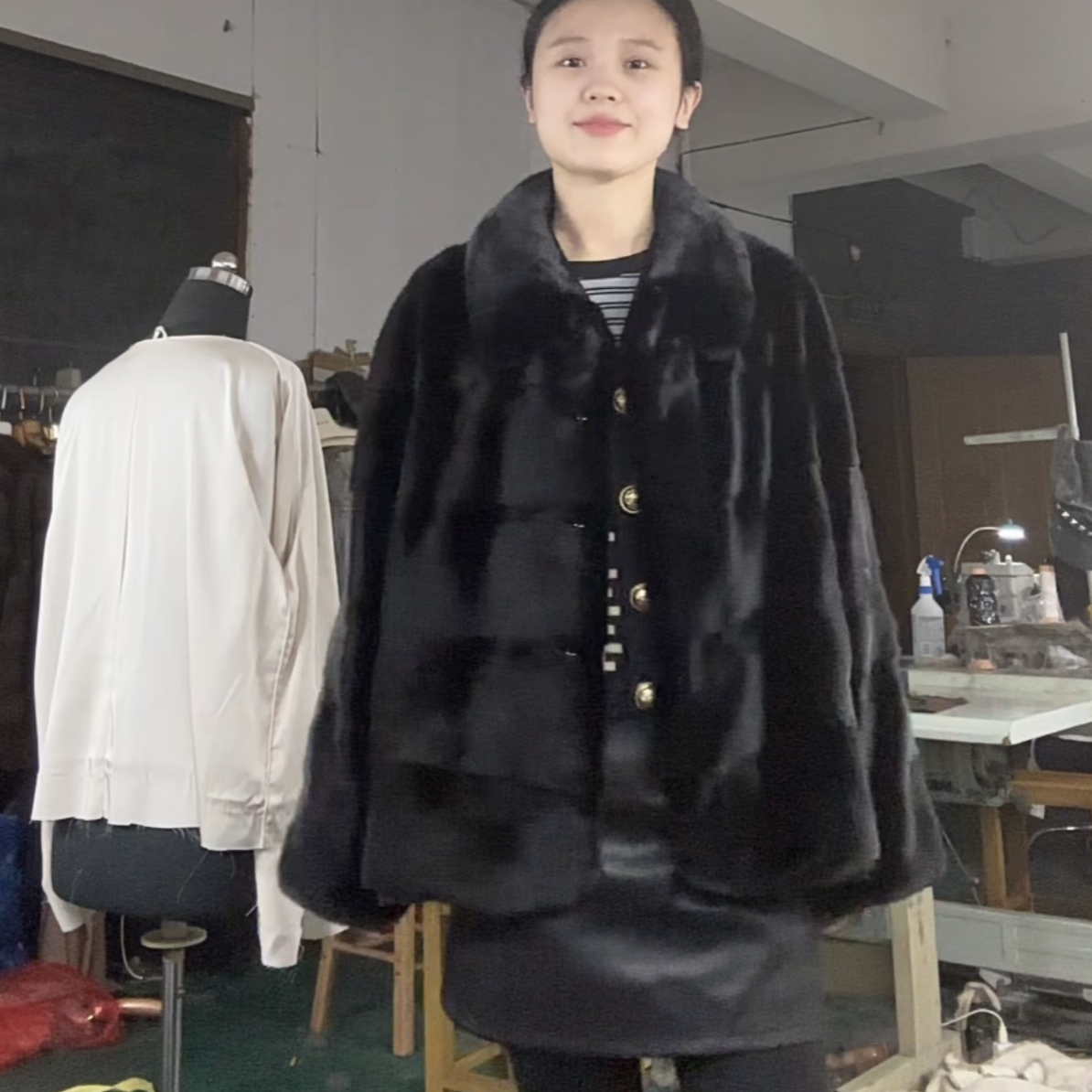 精致娃娃领，横排脊背靠砍工艺横排。天然水貂