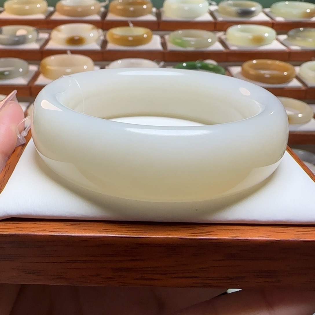 和田玉手镯未镶嵌