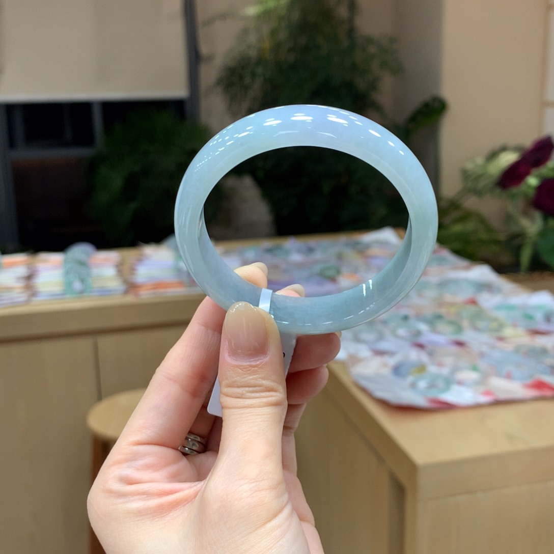 翡翠手镯未镶嵌不退不换