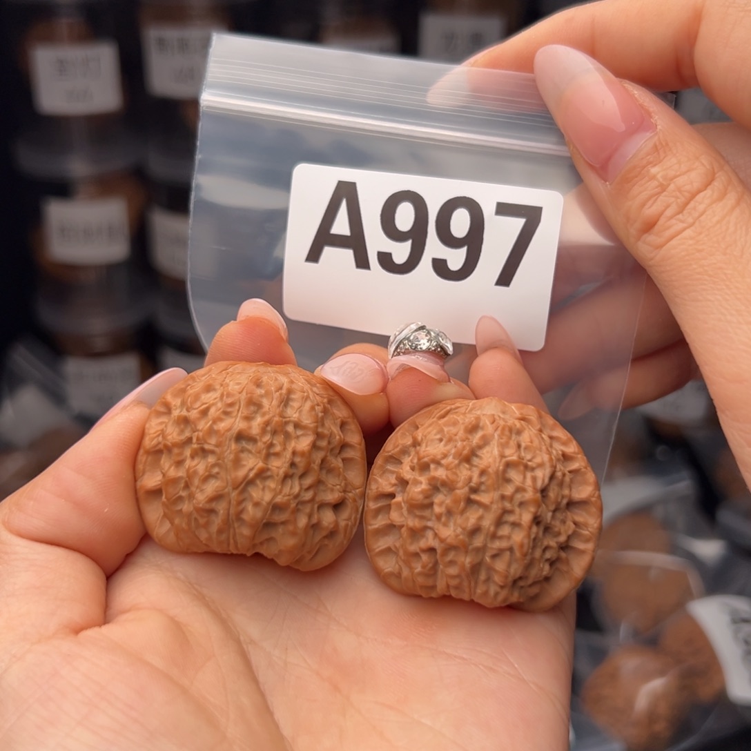 文玩核桃吊坠血麒麟39全品