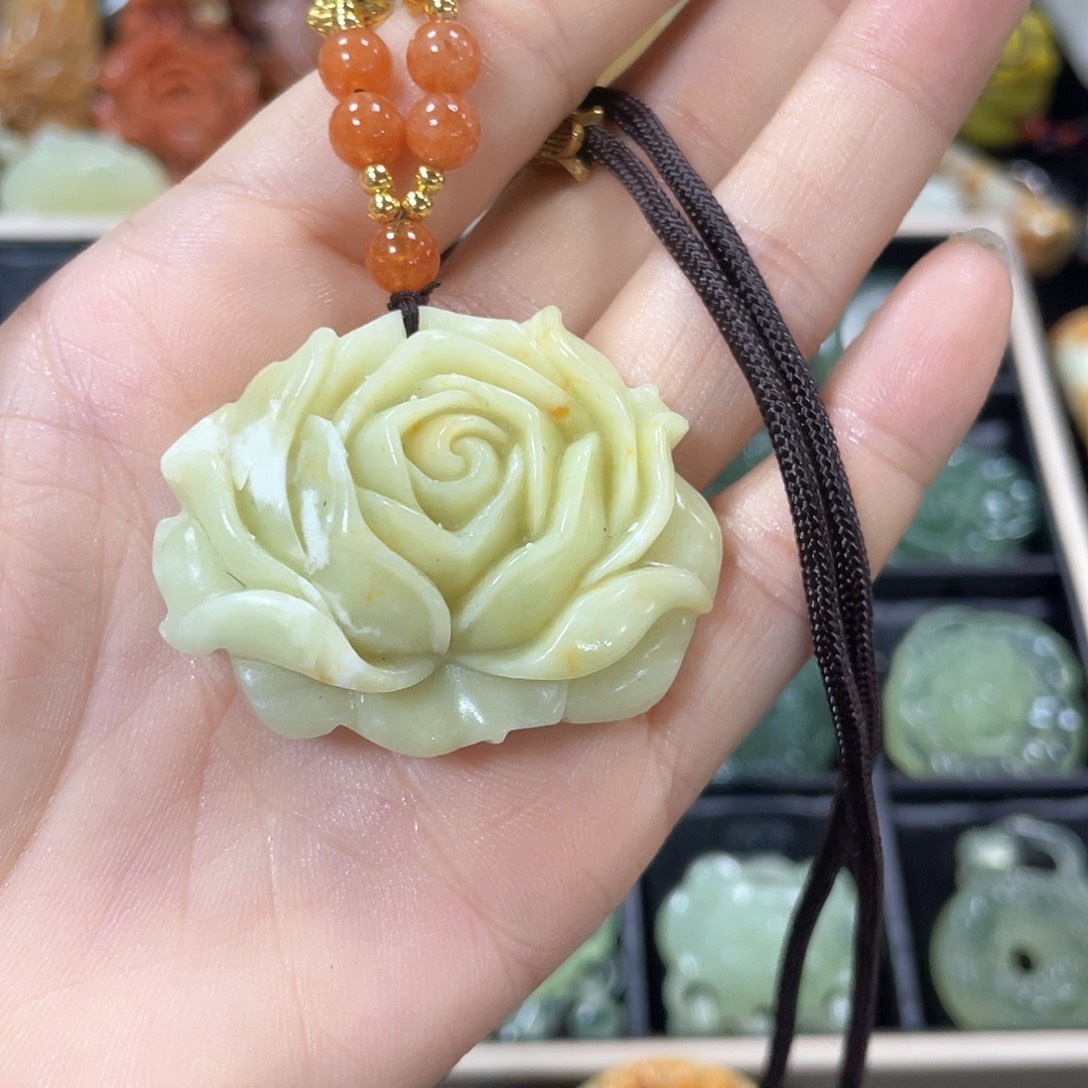 蛇纹石玉颈饰未镶嵌