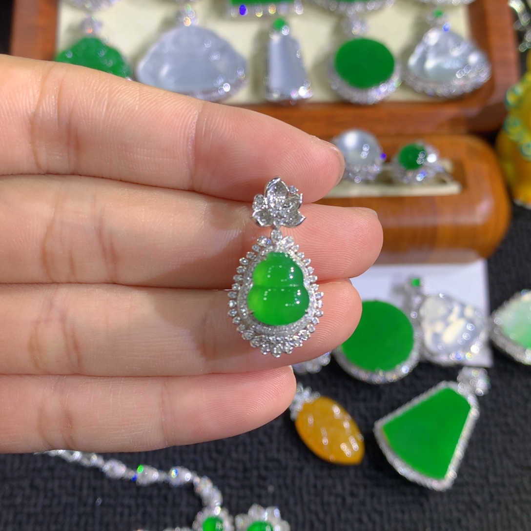 翡翠18K金镶嵌颈饰88888