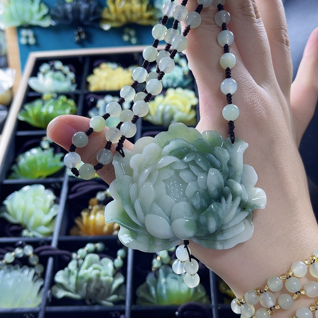 蛇纹石玉颈饰未镶嵌