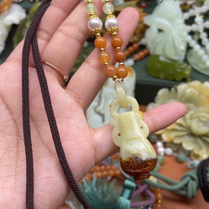 蛇纹石玉吊坠合金