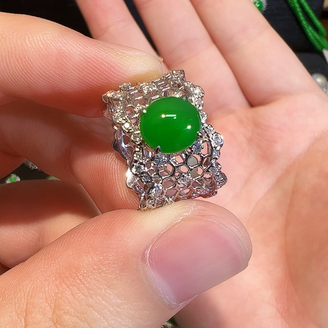 18K金镶嵌戒指翡翠蛋面