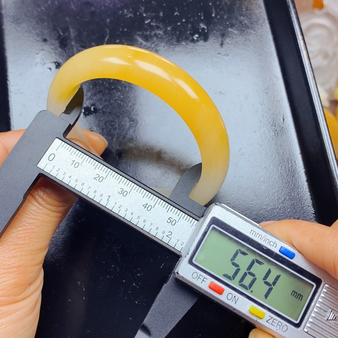 石英质玉（黄龙玉）未镶嵌颈饰