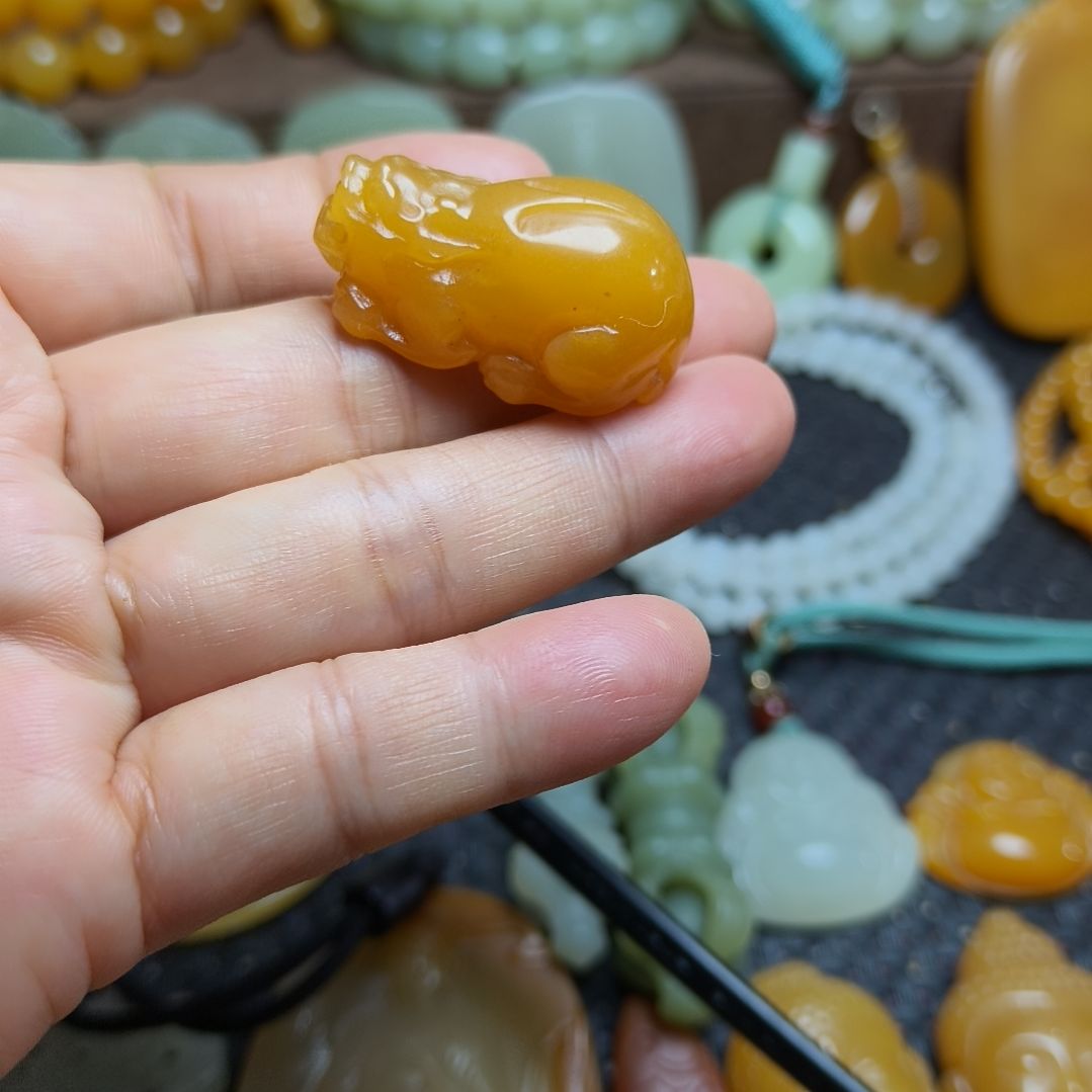 未镶嵌石英质玉（黄龙玉）颈饰