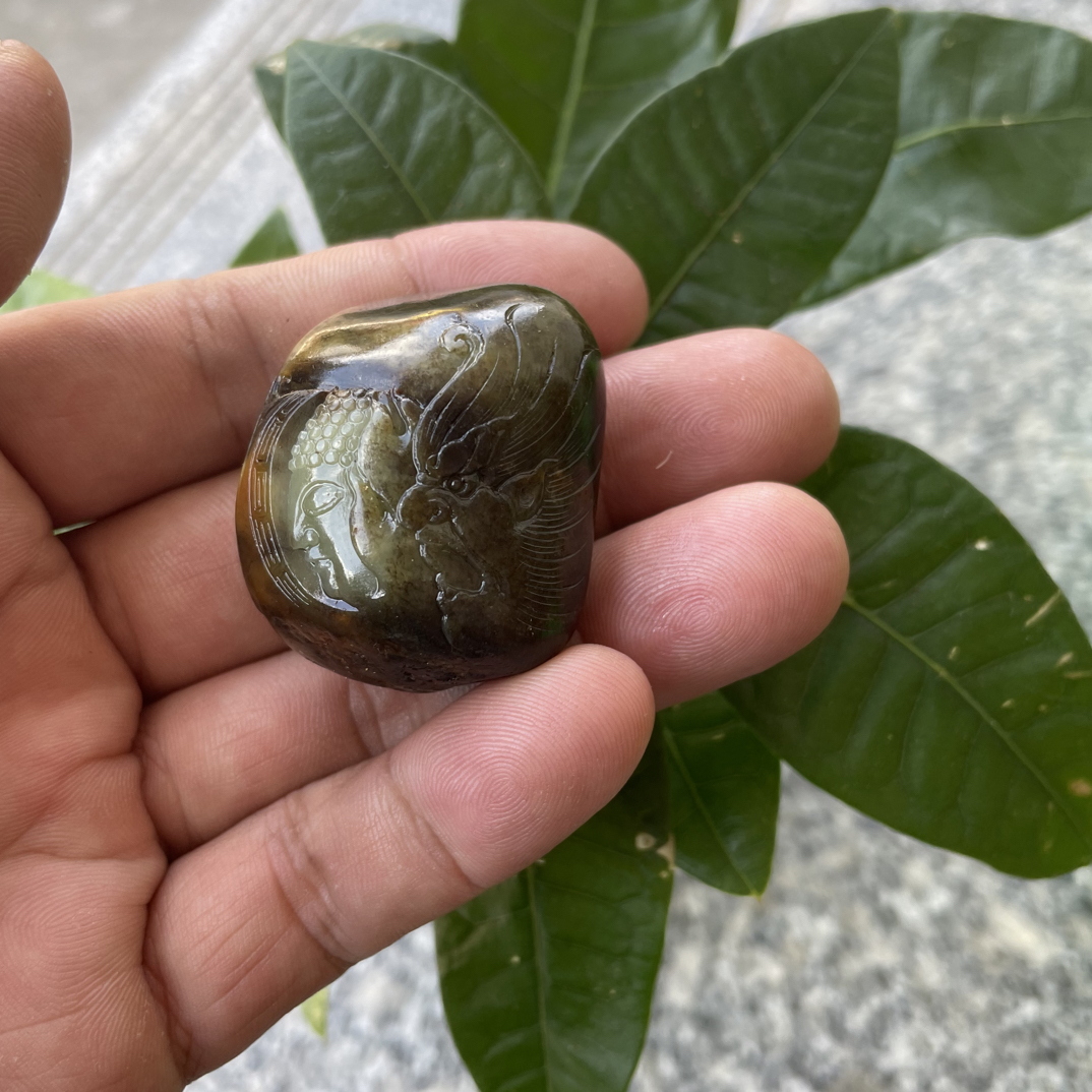 新疆和田玉巧色巧雕佛魔一念之间，油份高料脂细。58克