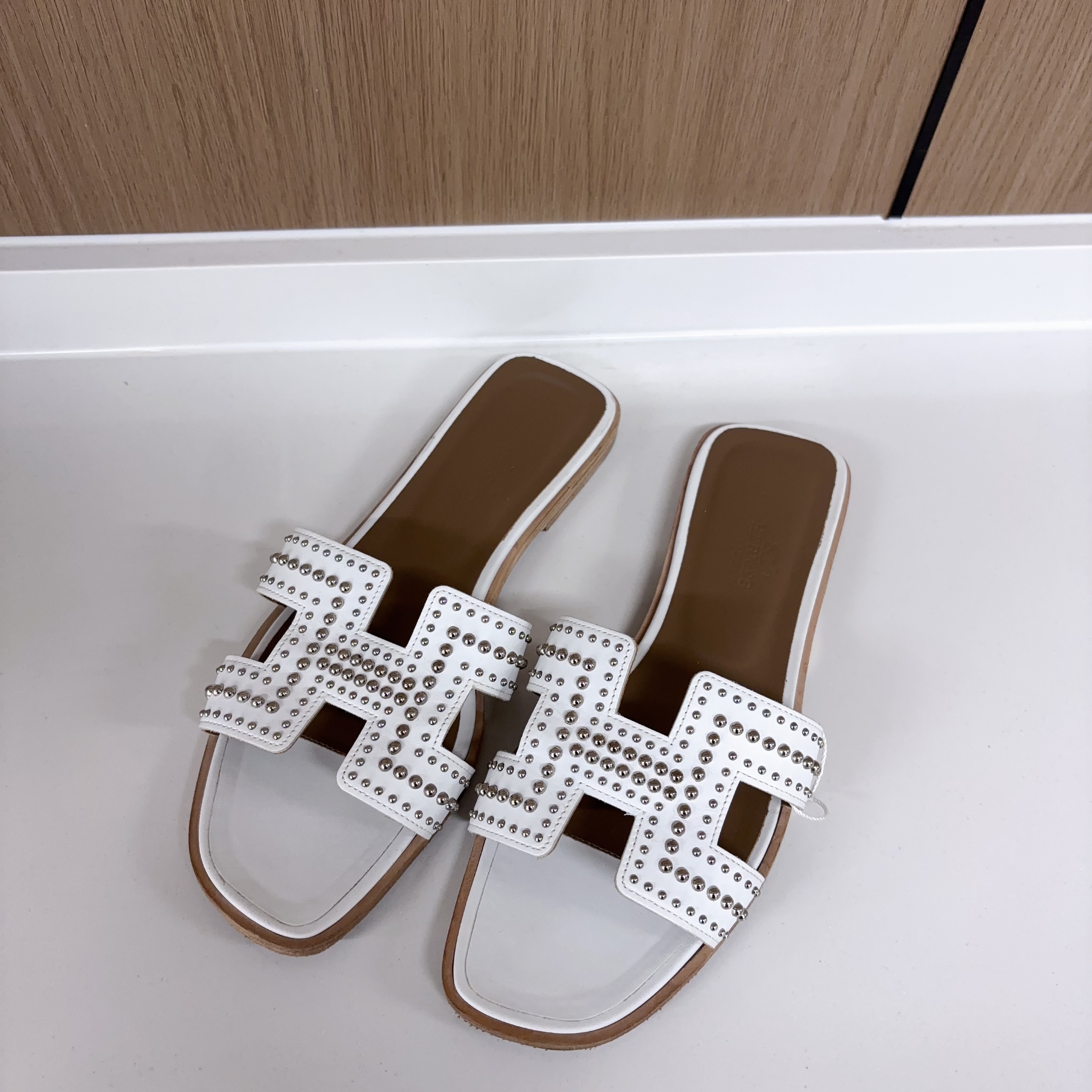 95新 Hermes/爱马仕 牛皮H拖鞋37半白色/251103TLL5A11
