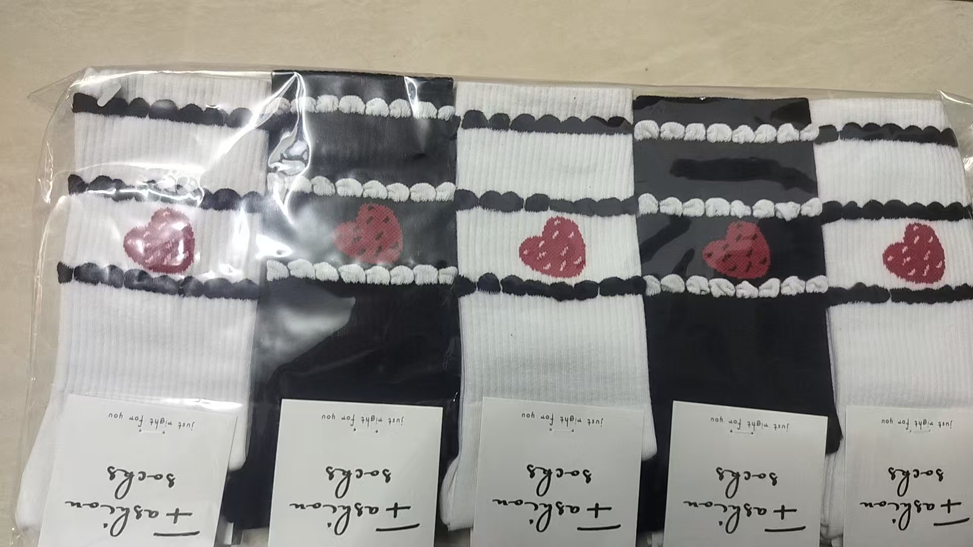 防汗秋季透气女休闲风中筒中筒袜常规款吸汗笑脸冬季