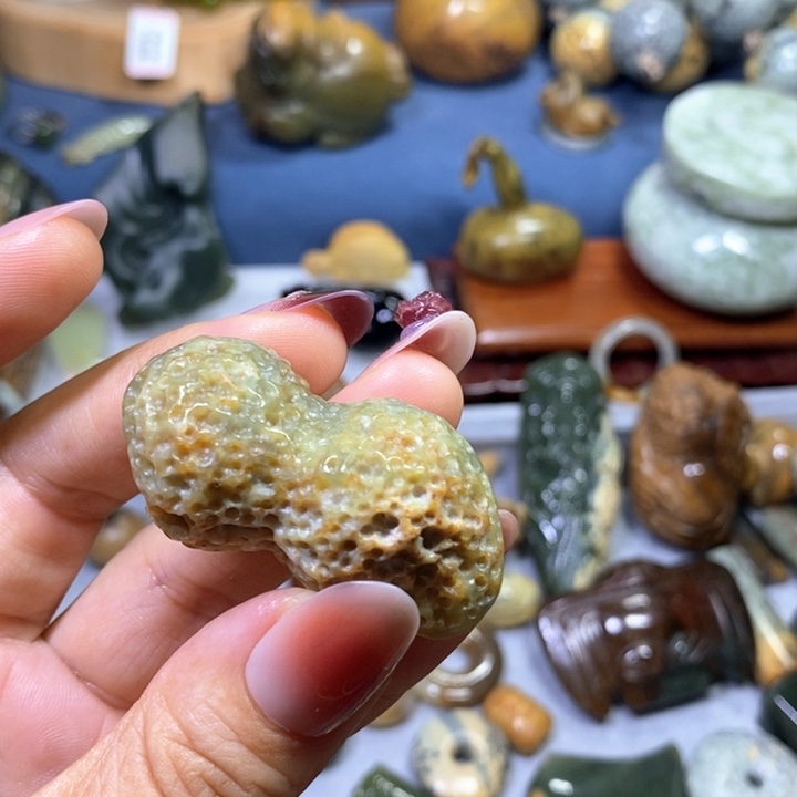 未镶嵌岫岩河磨玉（透闪石质玉）挂件