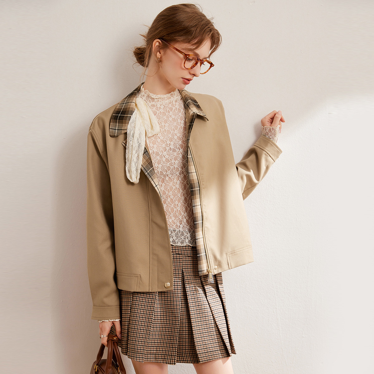 白鹿语25春款气质格纹翻领无弹拉链落肩女式外套WBY20021