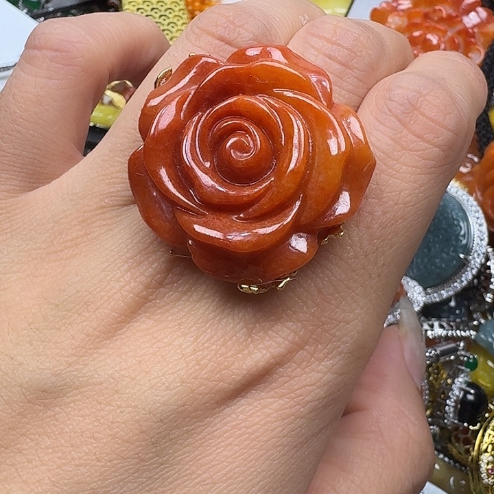 东***月翡翠未镶嵌颈饰翡翠