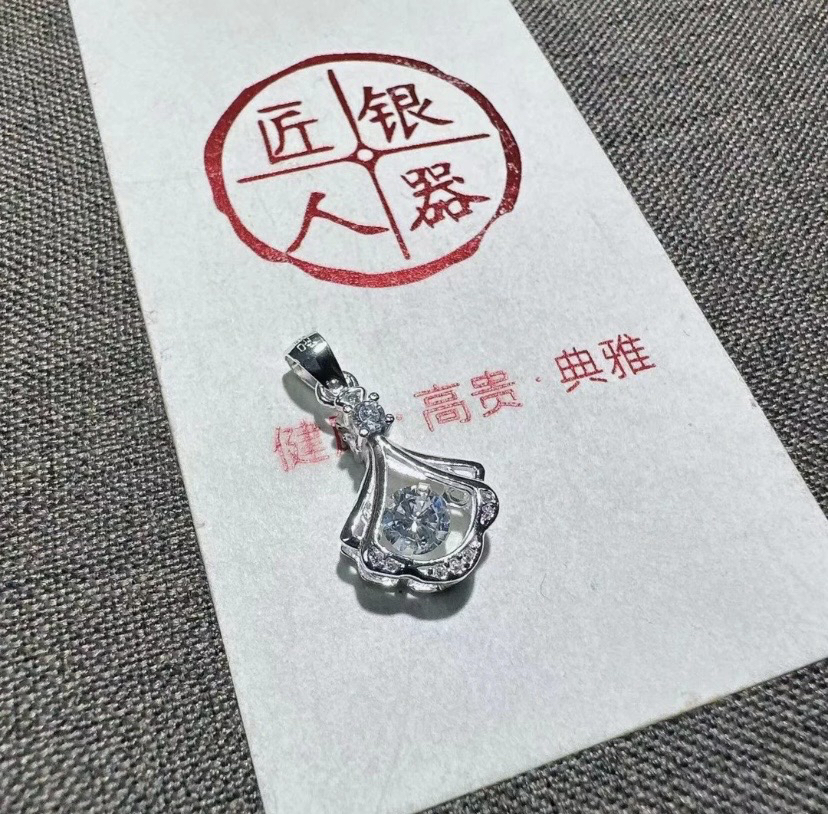 吊坠足银合成锆石 足银990【银夫人满锆精美灵动小裙子】单吊坠