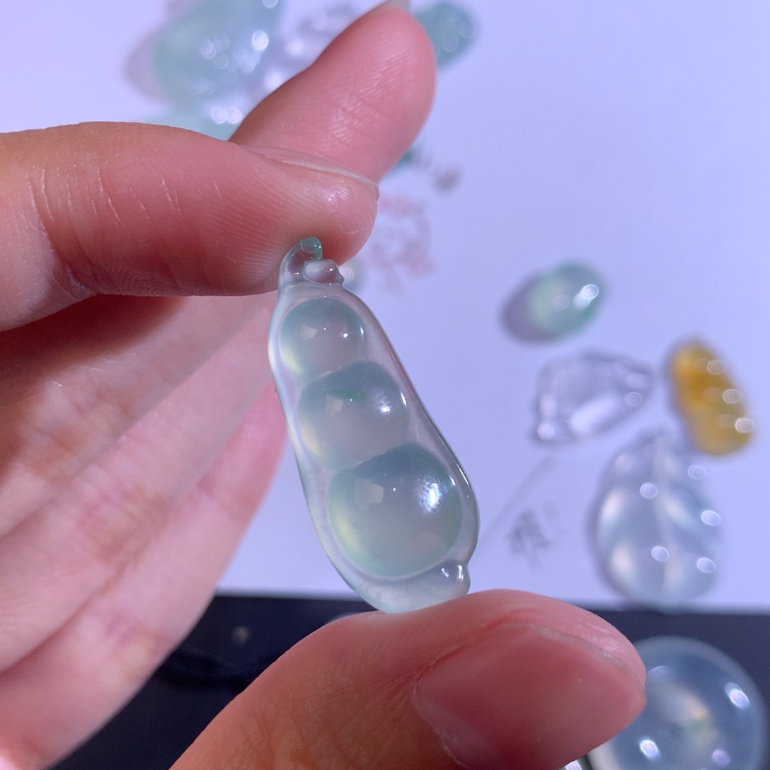 翡翠未镶嵌颈饰豆子