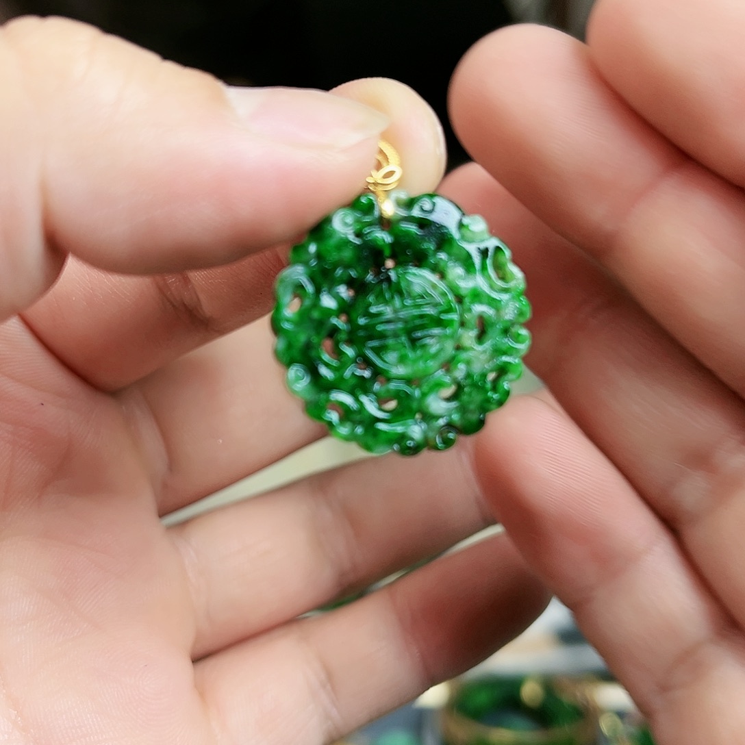 翡翠颈饰18K金镶嵌吊坠