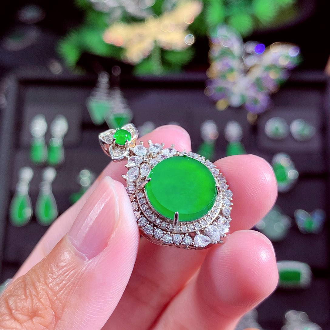 颈饰未镶嵌翡翠天然