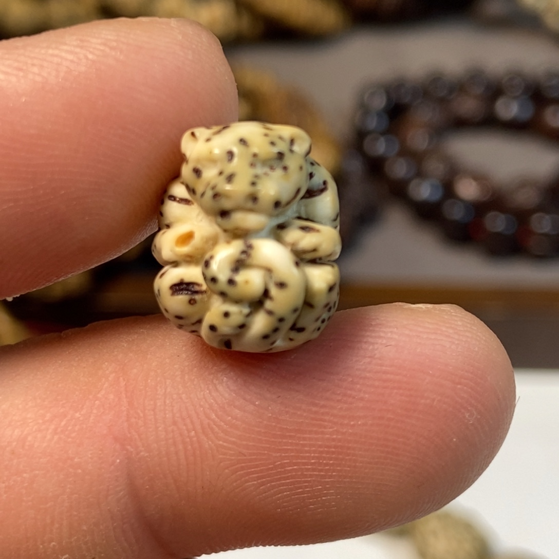 A***A吊坠星月菩提豹子2.5孔道