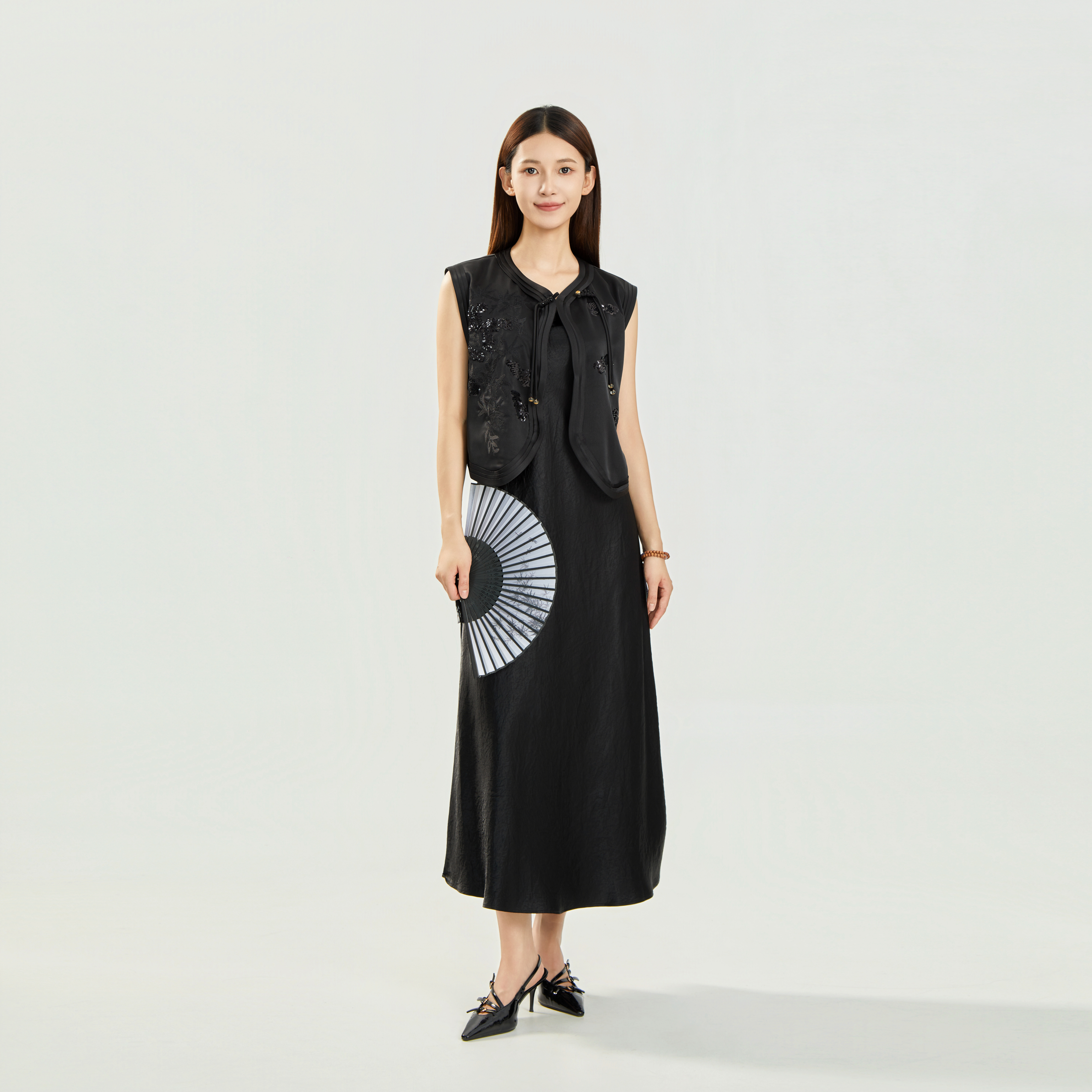 亿领设计师款刺绣新中式女士马甲修身型无袖W05249-2105-11-B